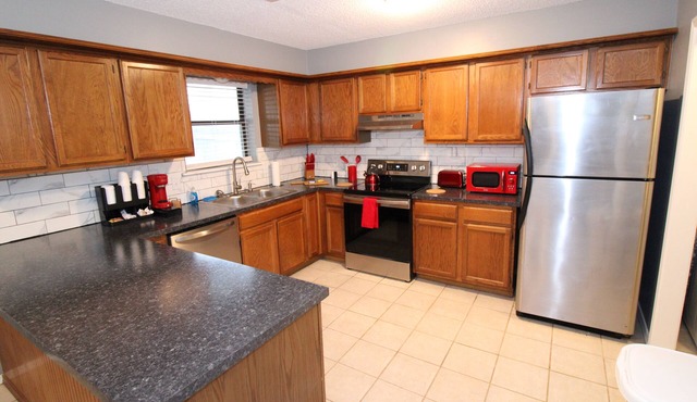 Broken Arrow home minutes from Tulsa & shopping with large fenced backyard