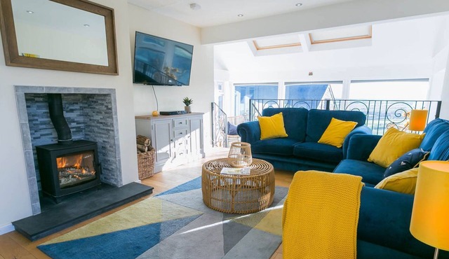 Bron Heulog - a dog that sleeps 6 guests in 3 bedrooms