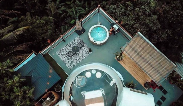 Bubble room with a view, Jacuzzi spa, kitchen.