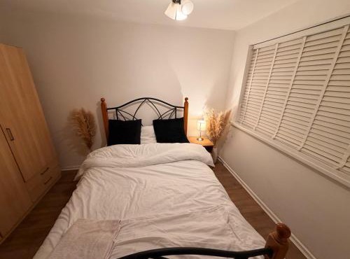 Bungalow Sleeps 4 with Free Parking and Garden