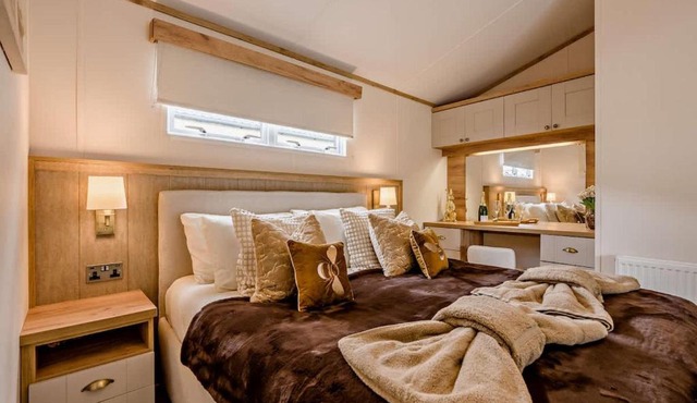 Bunny Lodge Quiet 2-Bed Luxury Home near Milford on Sea