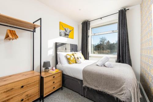 Business & Group Stays-5-Bed Home-Private Parking-By FabAccommodation
