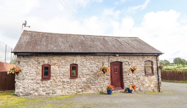 BWTHYN TY NEWYDD, with hot tub in Llangadfan