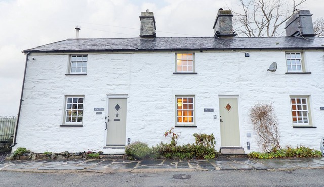 BWTHYN Y BUGAIL, pet friendly, with open fire in Blaenau Ffestiniog