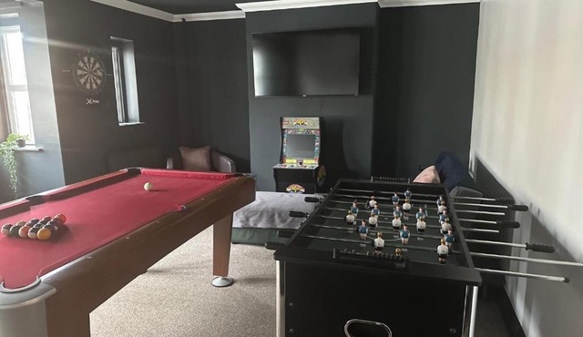 By Lushlets - Apartments Games Room Hot Tub - Great for Hens Stags and Sporting groups