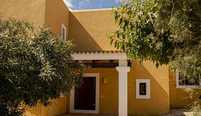 CAN NOVES - Well located villa with large porch and BBQ