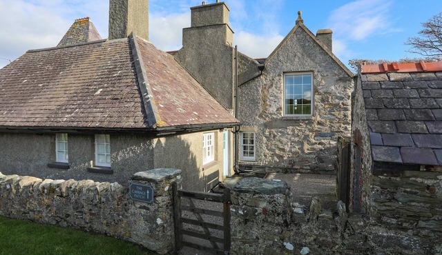 CABBAGE PATCH, pet friendly, character holiday cottage in Rhoscolyn
