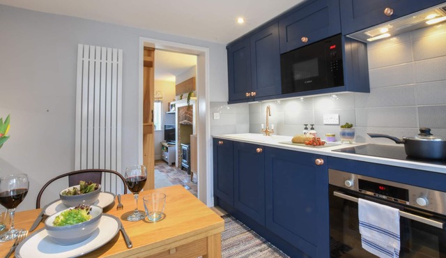 CAINES COTTAGE, WESTLETON, pet friendly, with a garden in Westleton