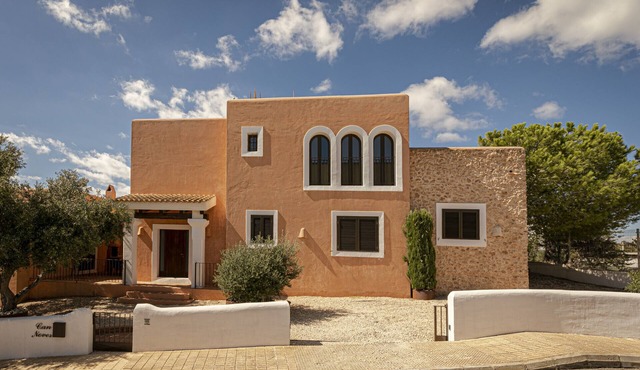 CAN NOVES-Fabulous villa in a central and quiet area