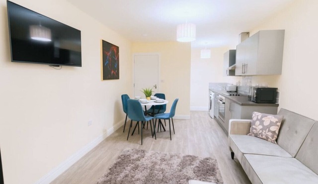 Cardiff Emerald Suite| Contractors | Sleeps 5