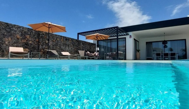 CASA NIDO - Modern, very spacious villa with heated pool