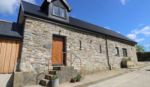 CATTLE TREE COTTAGE, pet friendly, with hot tub in Cardigan