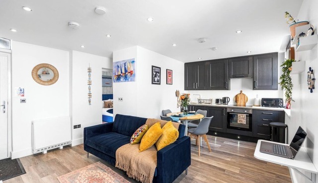 Central Brighton Cosy Long Stay Steps from Beach