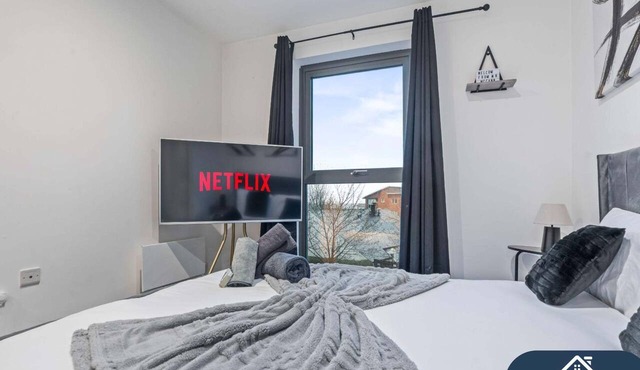 Central Location | 10 minute walk to Bullring