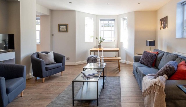 Central, Modern & Elegant Apartment