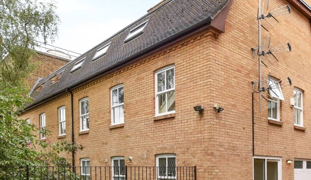 Central, quiet, Spacious flat near amenities and amazing transport links