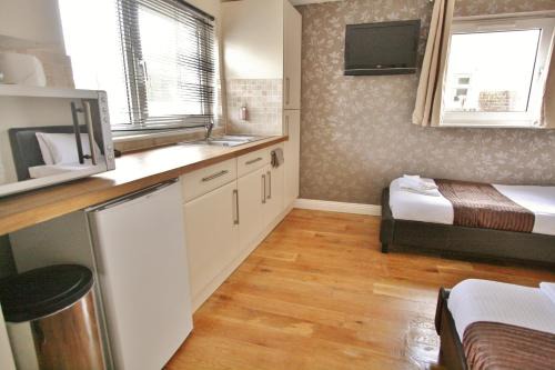Central Studios Gloucester Road by RoomsBooked - Free Parking