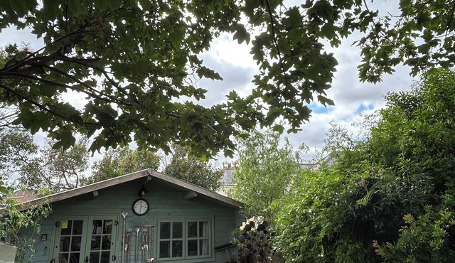 Centrally located cosy cabin in the heart of Chichester close to all attractions