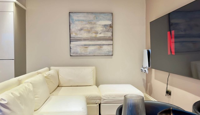 Charming 2 bedroom apartment with garden in Westminster! Rare find!