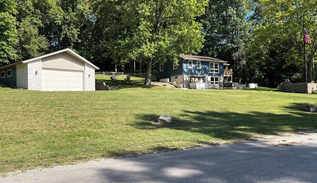 Charming 3-bedroom house across from Lake Freeman