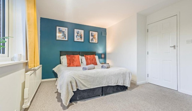 Charming 4-Bed House - Sleeps 7, Parking & High-Speed Wi-Fi