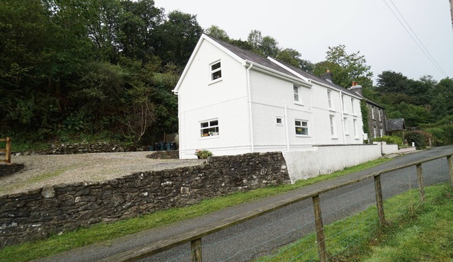 Charming country cottage, in peaceful location near Llandeilo & Carmarthen