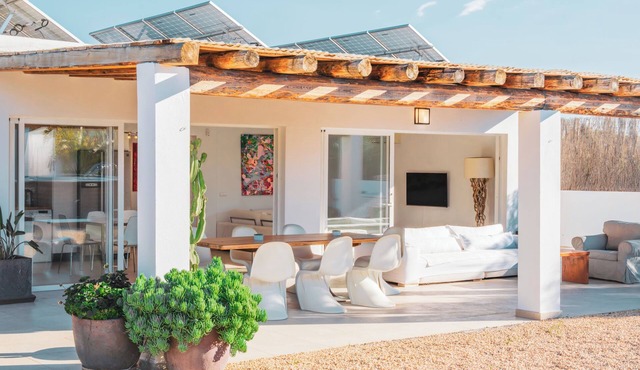 Charming 4-bedroom villa with private swimming pool in soothing