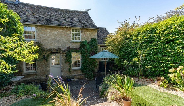 Charming Cotswold Cottage in Fulbrook - The Reading Room