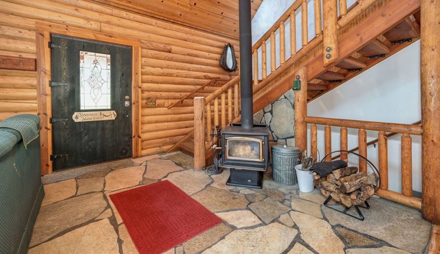 Charming Log Home with hot tub and river access