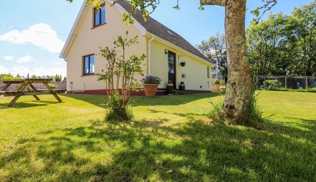 Charming Mill View Retreat in Neyland