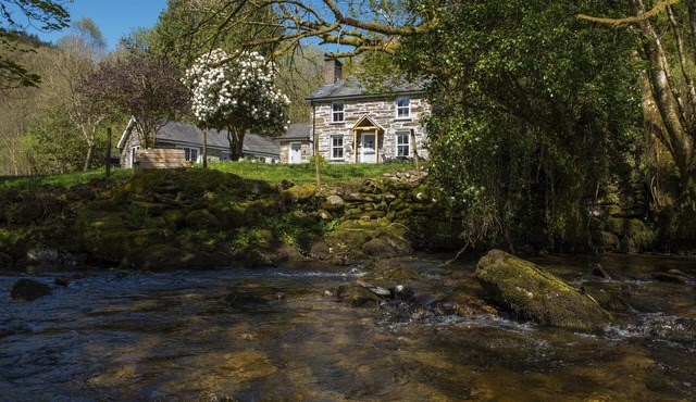 Charming Riverside Cottage in Snowdonia National Park