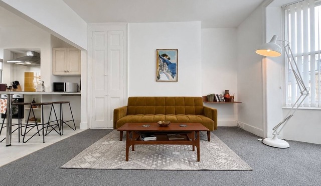 Charming, spacious and full of natural light 2-story flat in central Saxmundham.