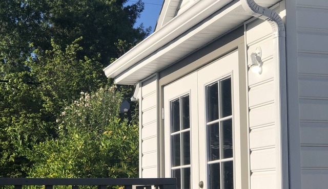 Charming Westside Cottage, walk to Downtown!