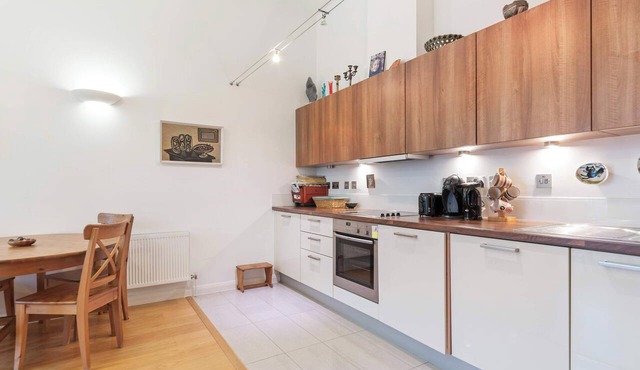 Chic 1 BDR APT w Balcony in Shepherd's Bush