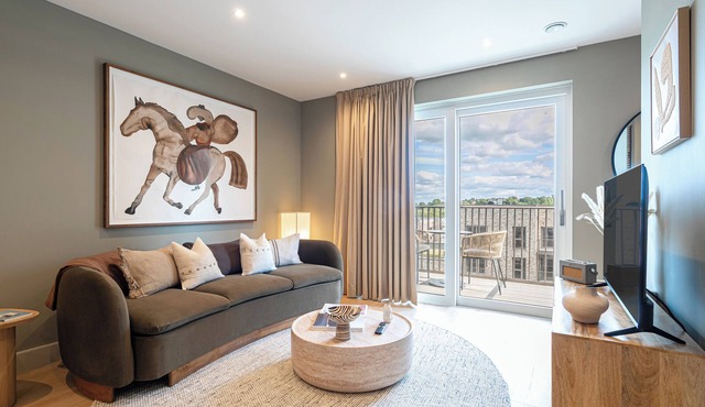 Chic Urban Escape - Studio Apartment, Sleeps 2