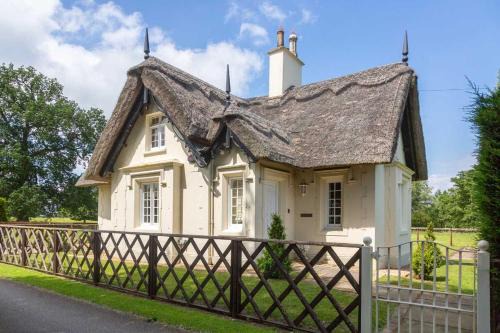 Chocolate Box Thatched Lodge by the Lake