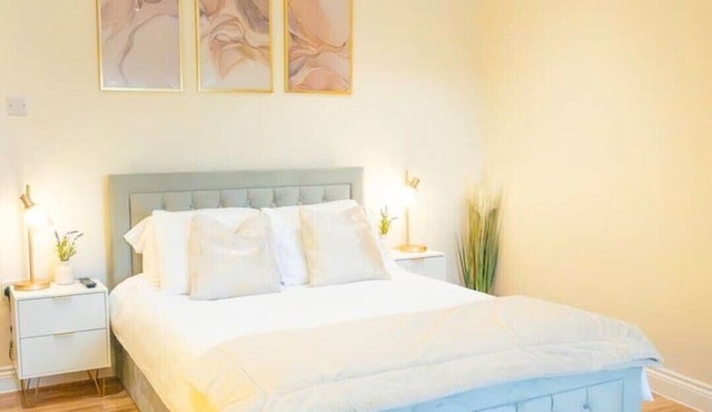 City-Centre Gem | Modern Top-Floor Retreat