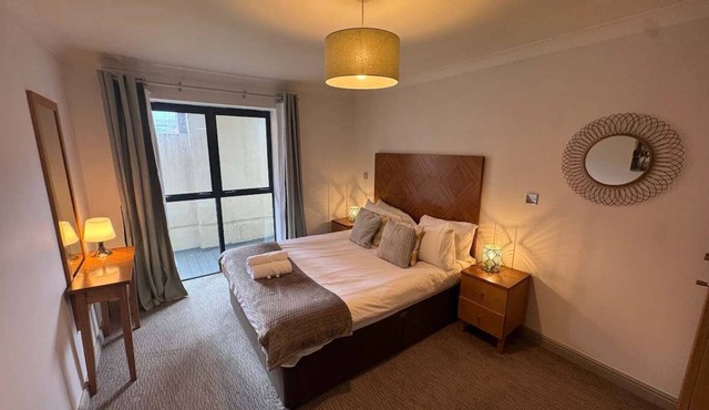 City Centre One Bed Apartment with private parking