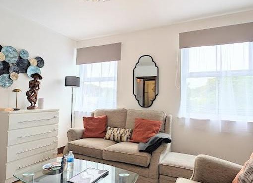 CJ Maison - "Spacious Family Friendly 2-Bedroom Apartment in the City Centre with free on-site parking, free Wi-Fi"
