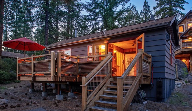"Classic Tahoe" Cabin with modern amenities, magical and romantic getaway for 2.
