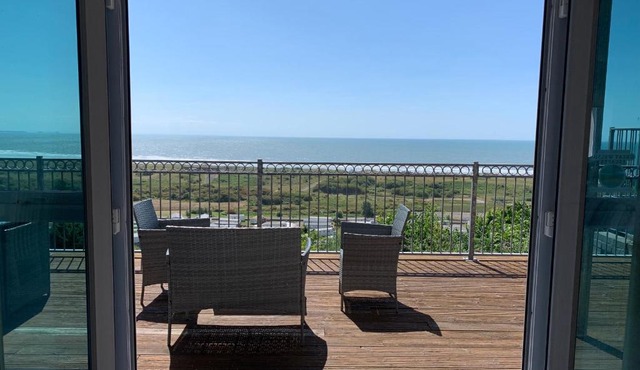 Cliff Haven, A coastal apartment with spectacular sea views, "Dogs go free"