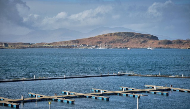 Coastal Hideaway | Close to McCaig's Tower, Discover History & Stunning Views!