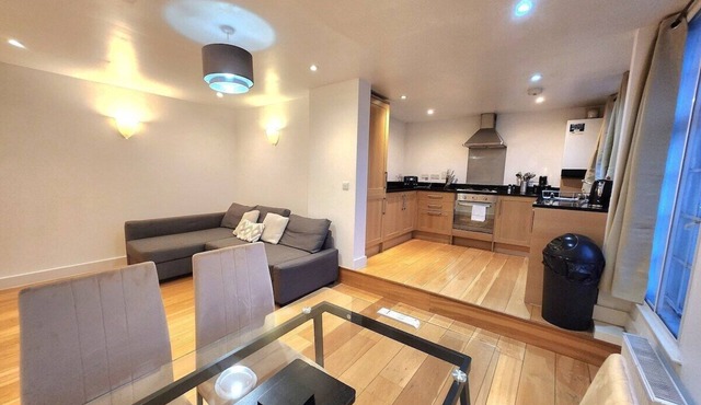 Comfortable 2BR Flat - 1 Min to Tube, Sleeps 6