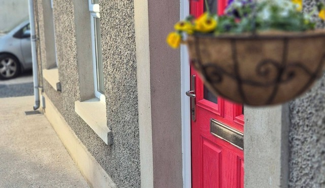 Comfortable Cottage Stay Outside Belfast | Private Parking & Sleeps 4 guests