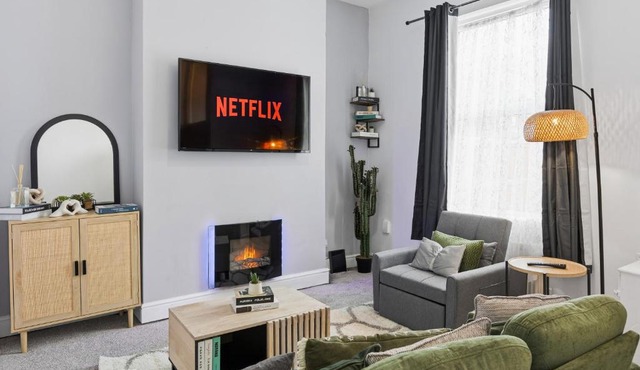 Comfy & Spacious Home, Fast Wi-Fi , free Parking, Sleeps 7 , Long Stays Welcome, Bury city centre