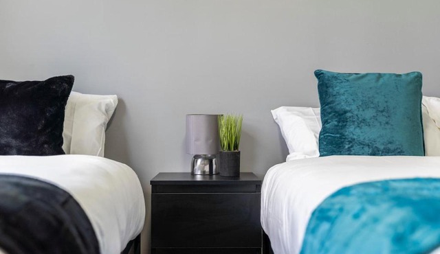 Contemporary 2-Bed Apartment in Birmingham, A Spacious Stay with Parking