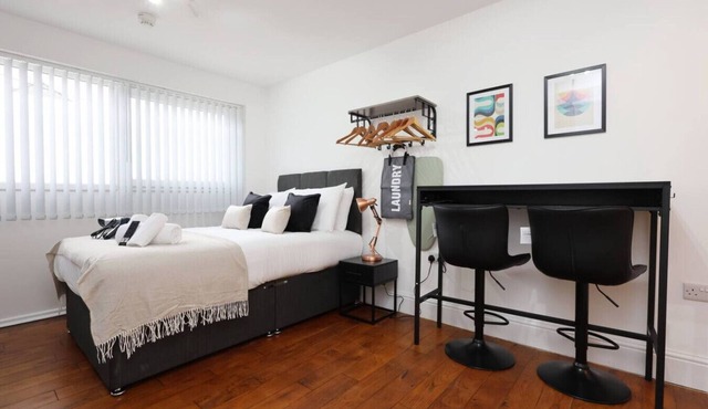 Contractor Studio Parking Smart TV & Kitchen
