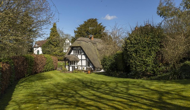 Corner Thatch - Worcestershire, a charming cottage sleeps 4 guests in 2 bedrooms