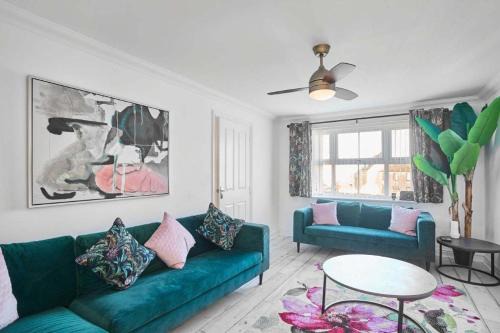 Cornish Haven - Spacious 4BR with WiFi & Parking