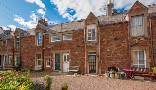 Cosy first-floor mews apartment, close to the beach and tucked away in a quiet courtyard. Sleeps 2